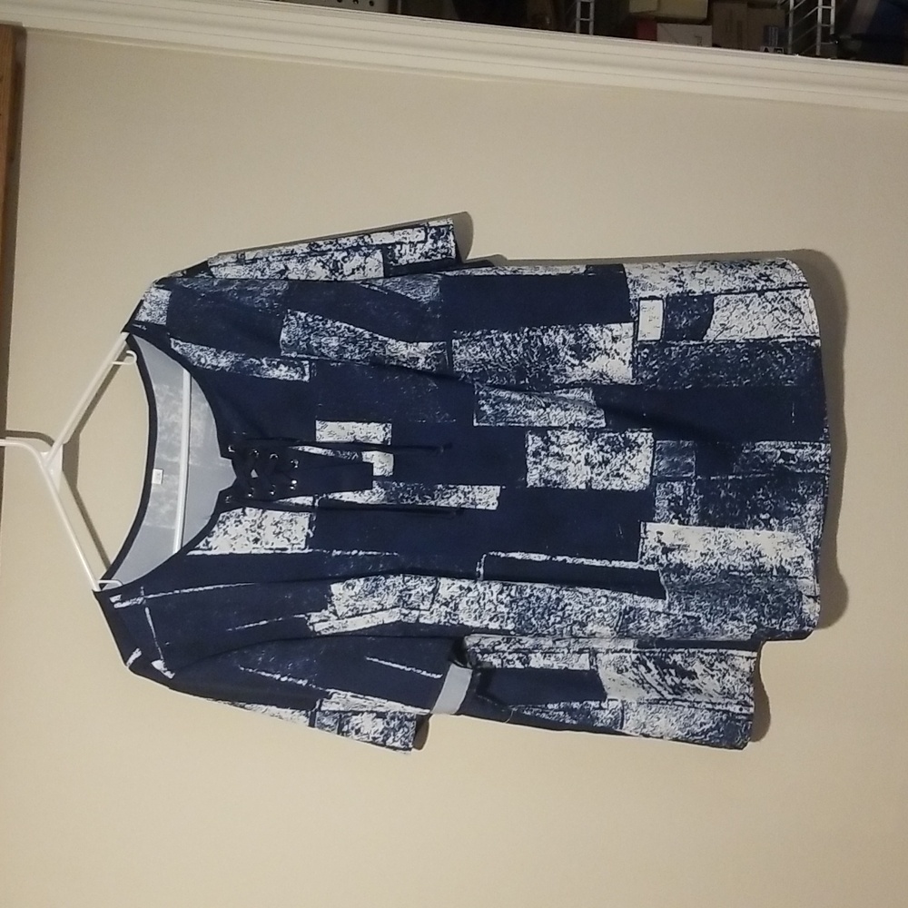 Ladies top - Picture 1 of 3
